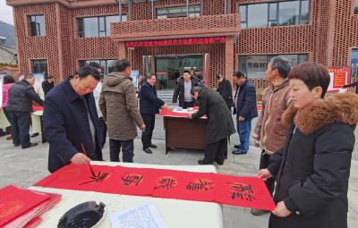 东风汽车文化节文化惠民送春联活动走进房县陈家铺村