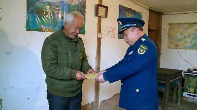 县人武部部长何庆国走访慰问退役军人和困难党员