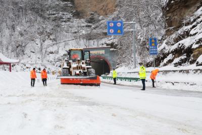 房县：坚决做好极端冰冻雨雪天气道路安全保畅工作