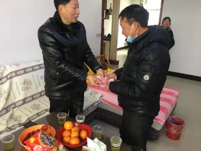 房县野人谷镇中心学校开展新春走访慰问退休教师及困难教职工