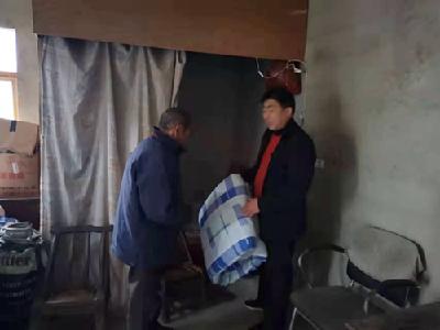 尹吉甫镇：迎春年味浓 干部送温暖