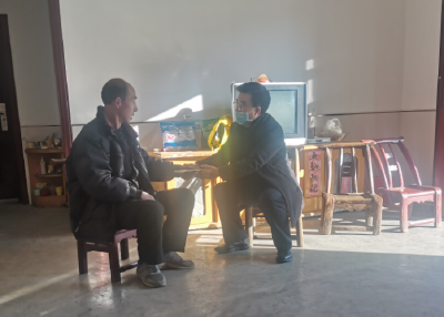 陶克坤到野人谷镇走访慰问老党员