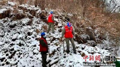 房县：电力员工踏雪巡线保供电