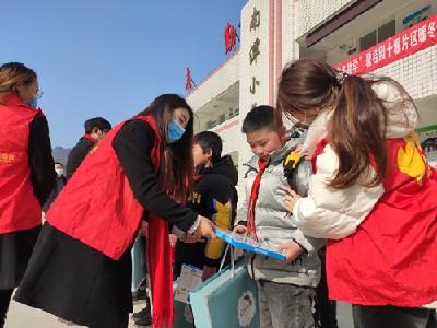 碧桂园“爱心筑梦 暖冬助学”活动走进红塔镇南潭小学