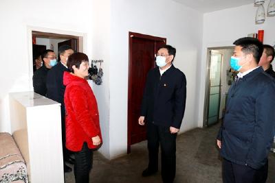 胡亚波来房慰问部队、武警官兵和困难群众