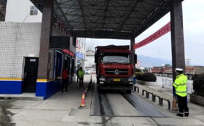 我县严厉打击货车超载运输行为