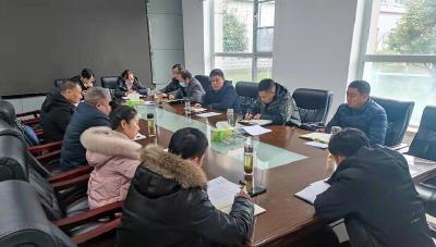 县委政法委召开全体机关干部会议