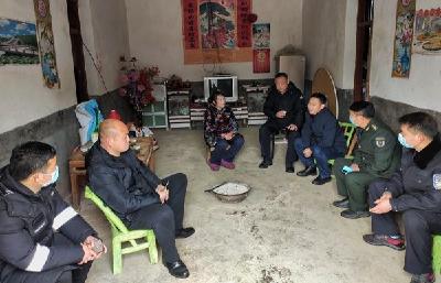 春节送关怀 情暖退役军人