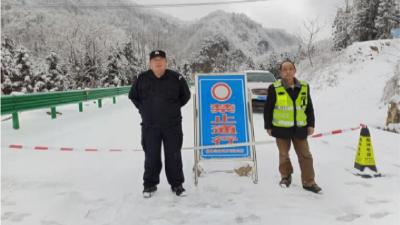 万峪河乡小坪村：雪中坚守，真情服务暖人心
