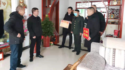【喜报连连传佳讯】白鹤镇退役军人服务站  为立功受奖军人家属送喜报