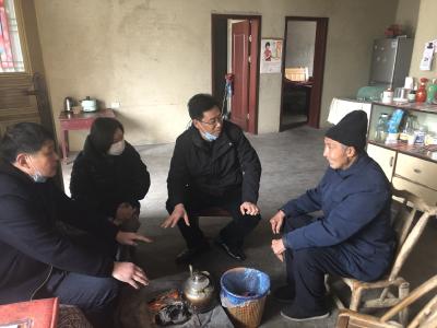 房县机关事务服务中心开展春节走访慰问老干部、生活困难党员活动