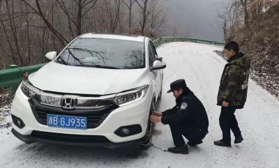 上龛乡：民警雪中救援 守护群众平安回家路