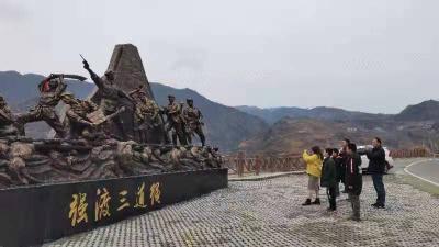 “强渡三道绳”群雕：红军精神永流传