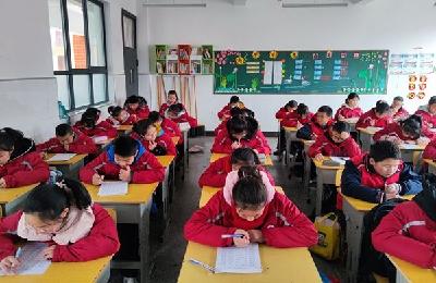 房县天明小学举行汉字听写 数学口算大赛