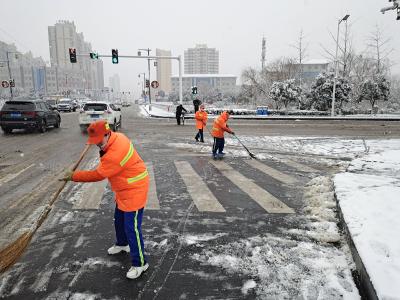 暴雪来袭  房县城管执法局出动200余人上路除雪融冰