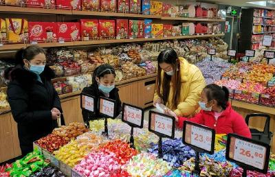 爱心人士赵来新为困难老人、留守儿童送温暖