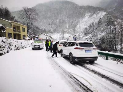房县交警不惧严寒 战风雪保平安