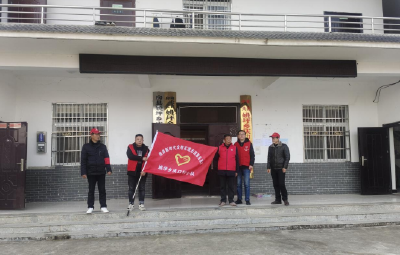 房县人社局庆口村工作队：开展卫生整治助力美丽乡村建设