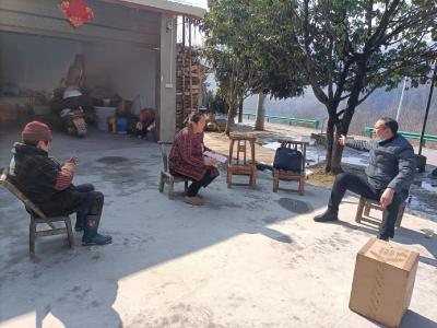 尹吉甫镇：春耕春播抢时节  驻村干部入户忙  