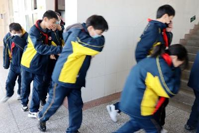 防火常识进校园 自防自救保安全 ——县实验中学开展消防安全疏散演练活动