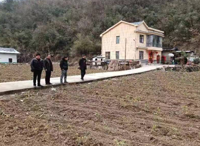 房县住建局驻村工作队以“三抓三保”，谱写乡村振兴新篇章