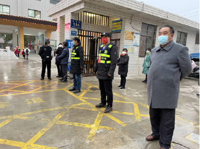 房县城关镇八一希望小学：爱心“护学岗”撑起“平安伞”