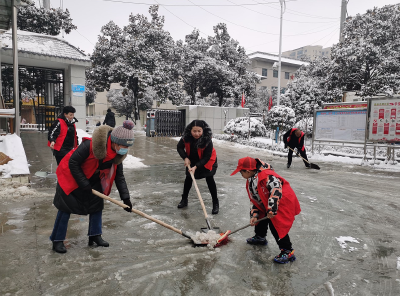 房县：除冰清雪展担当 志愿服务暖人心