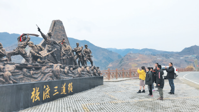 瞻仰英雄群雕 缅怀革命先烈