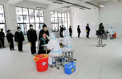 县一中 有序开展核酸检测  筑牢疫情防控防线