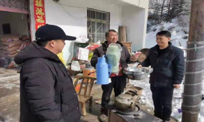 房县供销社驻乡村振兴工作队为困难家庭送温暖