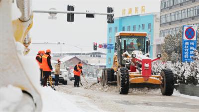 房县迎来新春全域降雪 交通部门除雪破冰保畅通