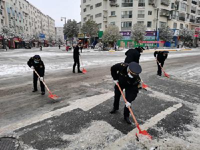 战雪保平安 房县在行动：城管环卫齐上阵 除雪融冰保畅通