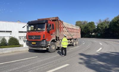 房县交警开展城市工程运输车综合治理行动