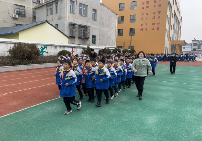 房县城关镇八一希望小学开展“阳光课间跑步”体育活动