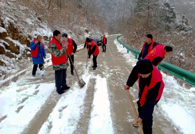 房县供销社驻村工作队为群众出行安全保驾护航