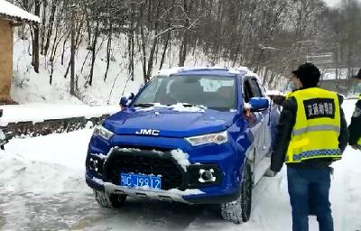野人谷镇：交通劝导站 雪天保安全
