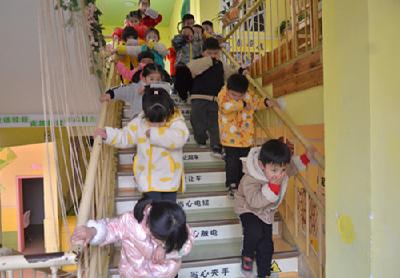 县幼儿园开展消防应急疏散演练活动
