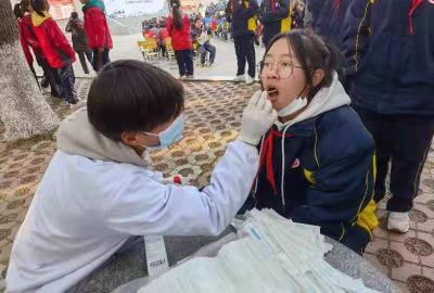 核酸检测入校园 凝心聚力筑防线——房县实验中学开展全员核酸抽检
