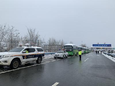 房县积极应对冰雪天气 确保安全有序返程