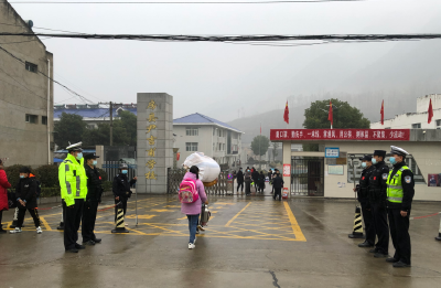 尹吉甫镇派出所：民警全员出动 站好开学护校岗