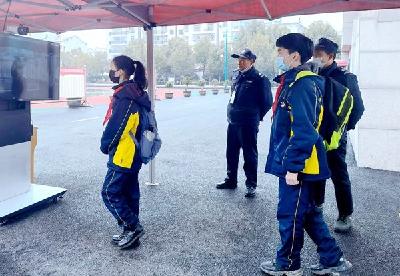 县实验中学：开学第一天绷紧安全弦