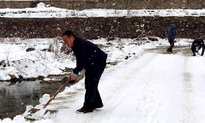 省农业发展中心驻村队:铲雪除冰助村民顺畅出行