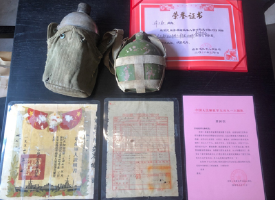 退役参战老兵向县退役军人之家捐赠荣誉物品