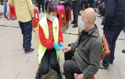 化龙堰镇：花开三月间 情暖福利院