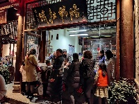 房县西关街：灯火璀璨 游人如织