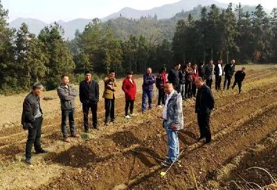 县教育局驻村工作队“主动融入”抓实抓细驻村帮扶工作