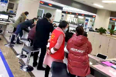 县政务服务大厅医保窗口：志愿者“帮代办”   医保服务更贴心  