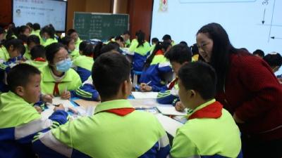 聚力抓教研 协力促发展 ——房县西部片区语数学科研讨活动在军店小学举行