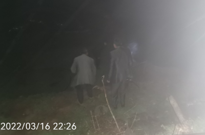 房县供销社驻村工作队 顶风冒雨抢修食用菌大棚 全力保障群众财产安全