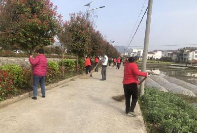 【我为群众办实事】县妇联入村开展“清洁房县”行动